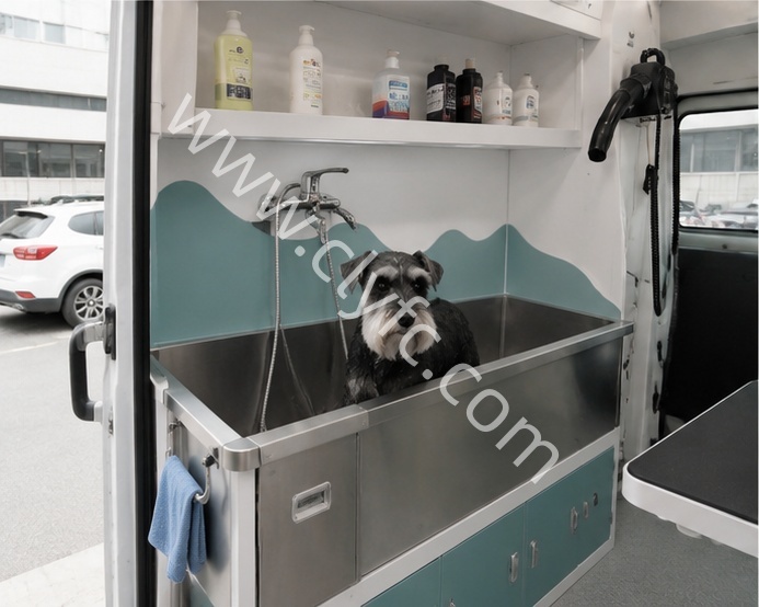 What are the standard specifications for veterinary mobile clinic vehicles?